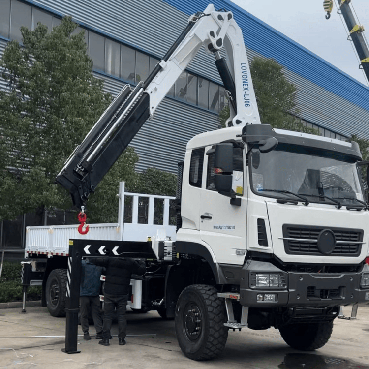  Dongfeng 6x6 six-drive truck crane 