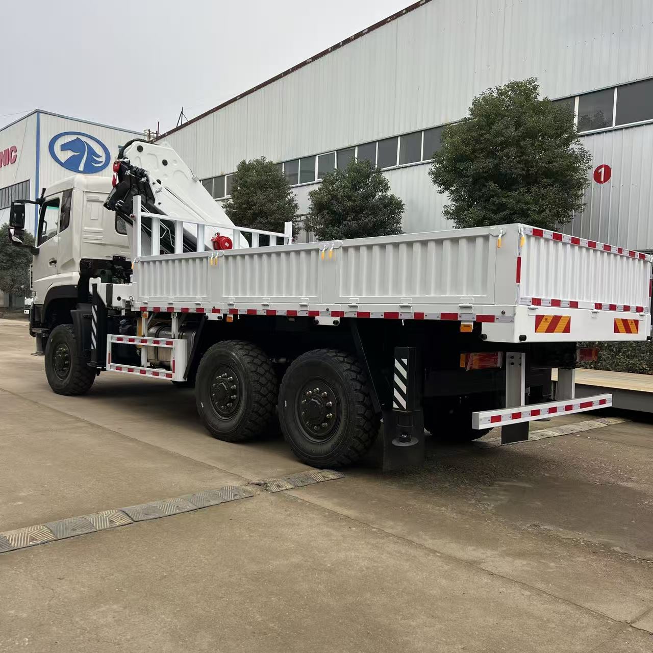  Dongfeng 6x6 six-drive truck crane 