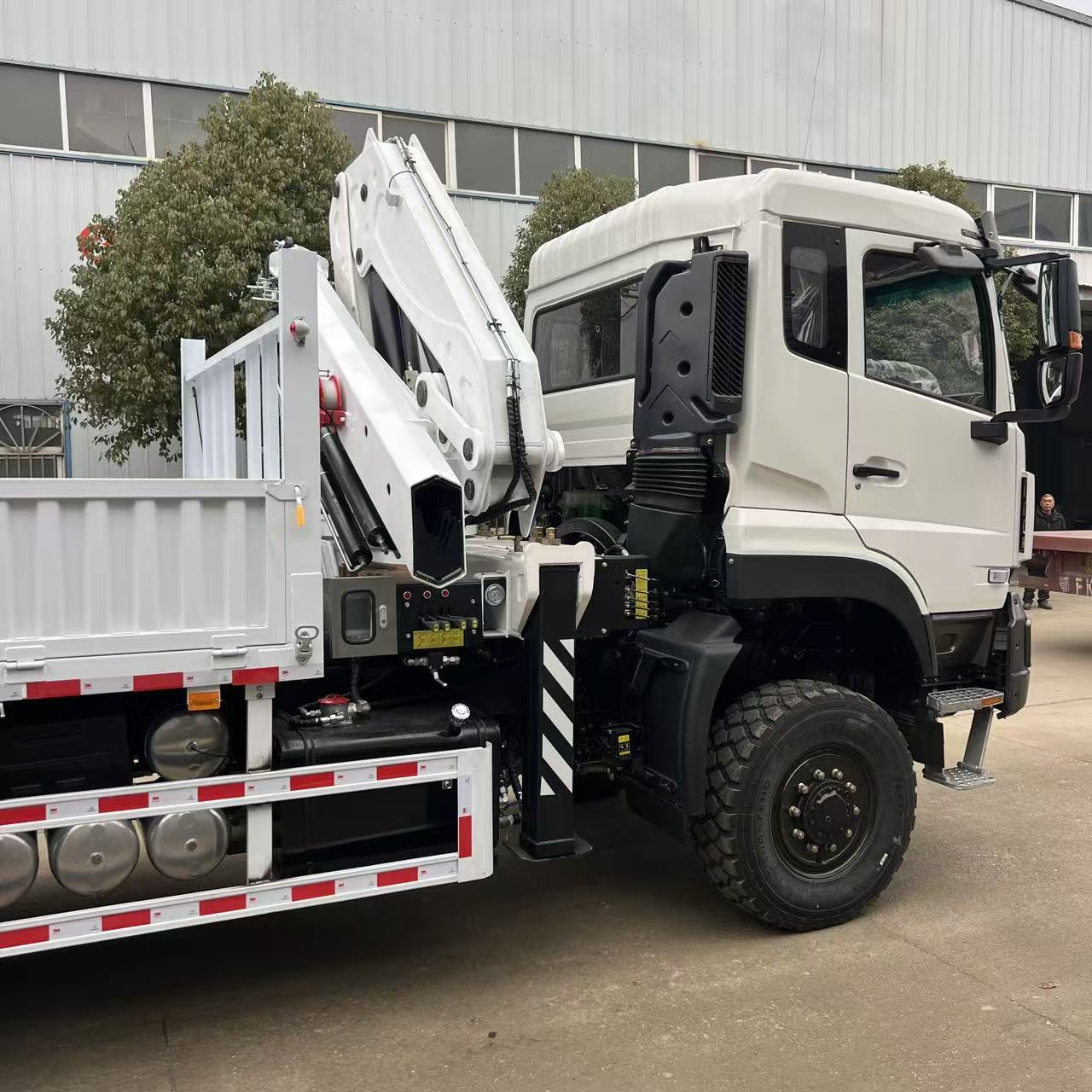  Dongfeng 6x6 six-drive truck crane 