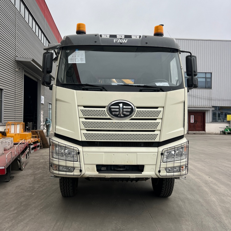 Liberation 8*4 truck crane