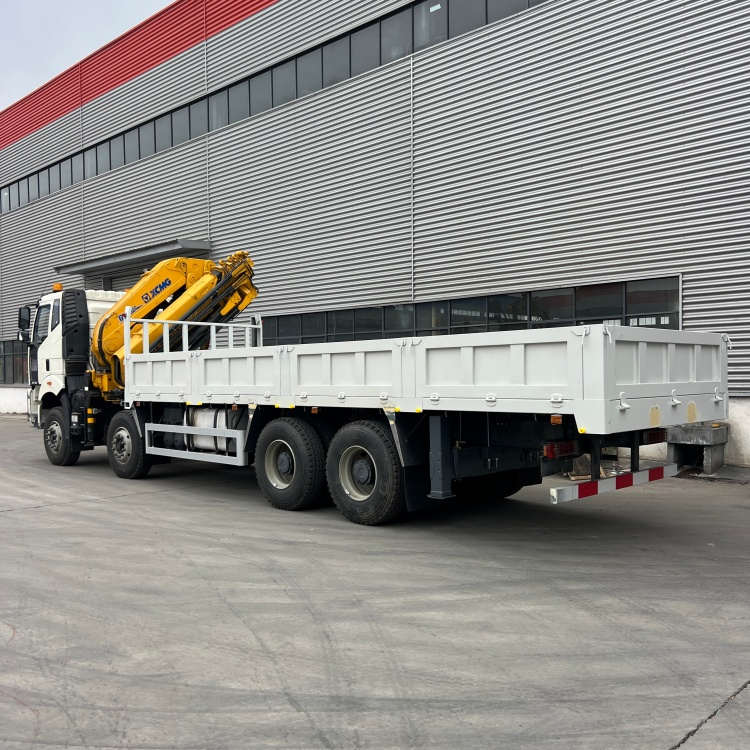 Liberation 8*4 truck crane